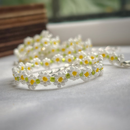 Daisy chain necklace